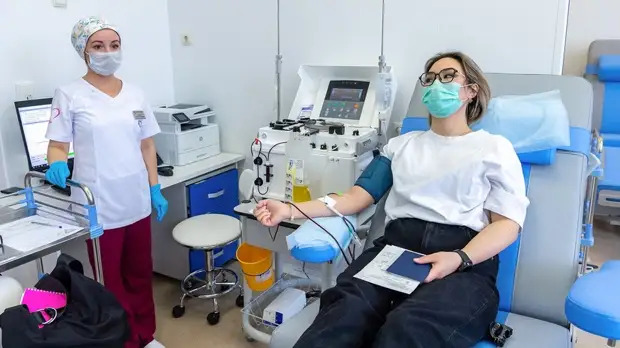 «Стимул большой благородной работе»: в Москве вдвое увеличены выплаты донорам плазмы с антителами к COVID-19