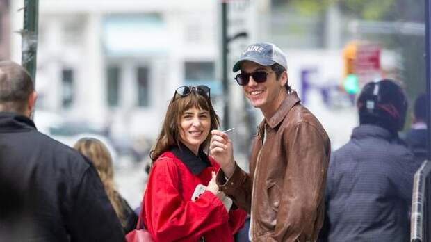 Совсем забыла Криса Мартина: роман Дакоты Джонсон с новым бойфрендом оказался серьезным