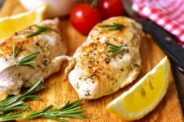 Куриное филе запекаю в пергаменте: мясо прекрасно пропитывается специями и сохраняет сочность