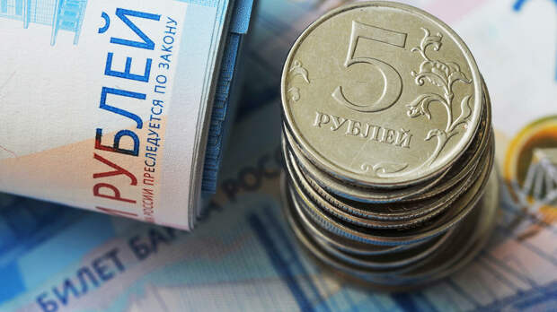 Банкноты номиналом 2000 рублей и монеты номиналом 5 рублей Банкноты номиналом 2000 рублей и монеты номиналом 5 рублей - РИА Новости, 1920, 14.09.2020