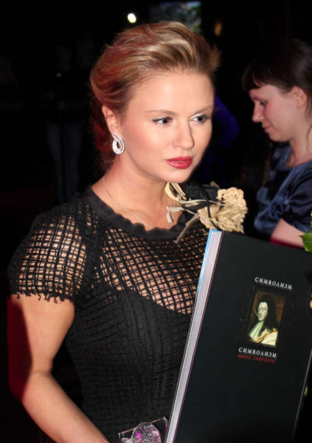Анна СЕМЕНОВИЧ с подарком Никаса САФРОНОВА