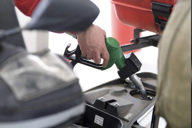 "РГ": в России цены на бензин будут незначительно повышаться все лето