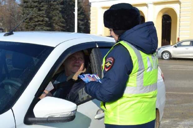 Сотрудницы ГАИ поздравили водителей с наступающим Днем защитника Отечества