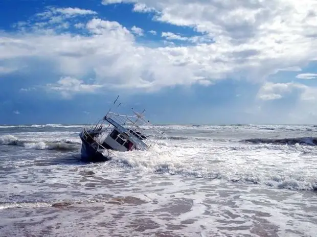Судно с беженцами затонуло возле Триполи после столкновения с военным катером