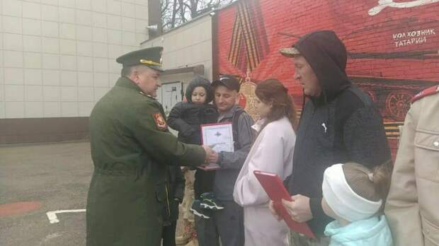 Бөгелмәдә контрактникларга юлга чыгар алдыннан мәктәп укучылары язган хатлар тапшырылды