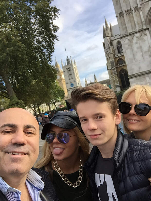 Иосиф Пригожин и Валерия с детьми Анной и Арсением на прогулке в Лондоне