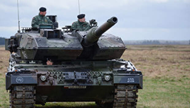 Танк PT-91 Тварды на церемонии приветствия многонационального батальона НАТО под руководством США в польском Ожише