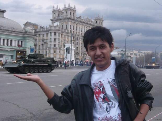 А давай сфоткаем, будто тебя на руке держат! А давай сфоткаем, будто тебя на руке держат!