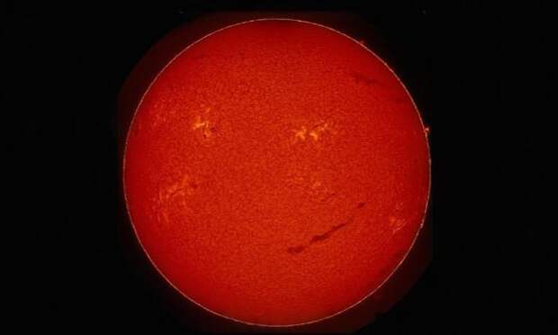 На поверхности Солнца образовалась огромная зловещая «улыбка»