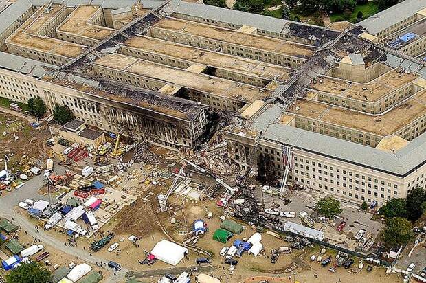 Разрушения здания Пентагона после того, как его протаранил один из захваченных террористами лайнеров.