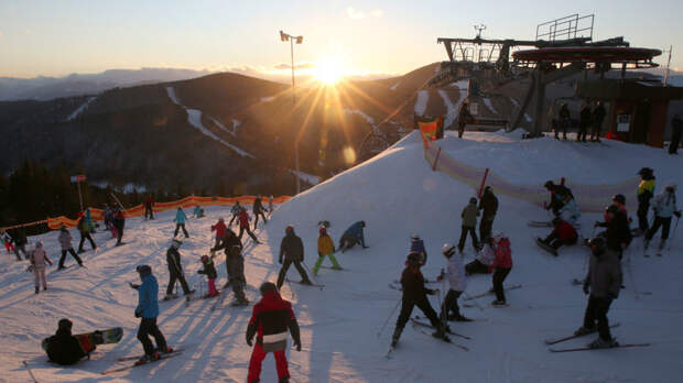 «СТРАНА.ua»: на фоне блэкаутов украинцы заполонили горнолыжный курорт Буковель