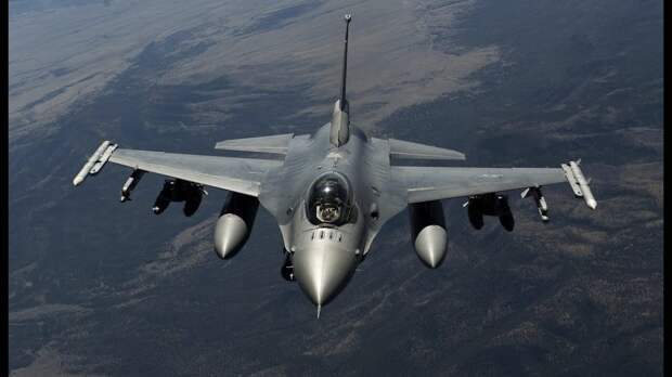 Зеленский сообщил, что ждет от НАТО поставок самолетов и ракет большой дальности