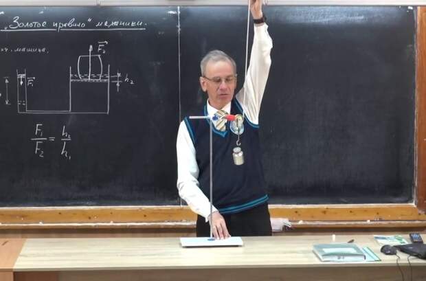 Дети смотрят с удовольствием.