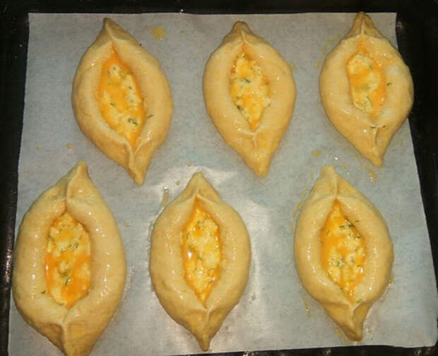 Вкуснейшие открытые пирожки с творогом и изюмом