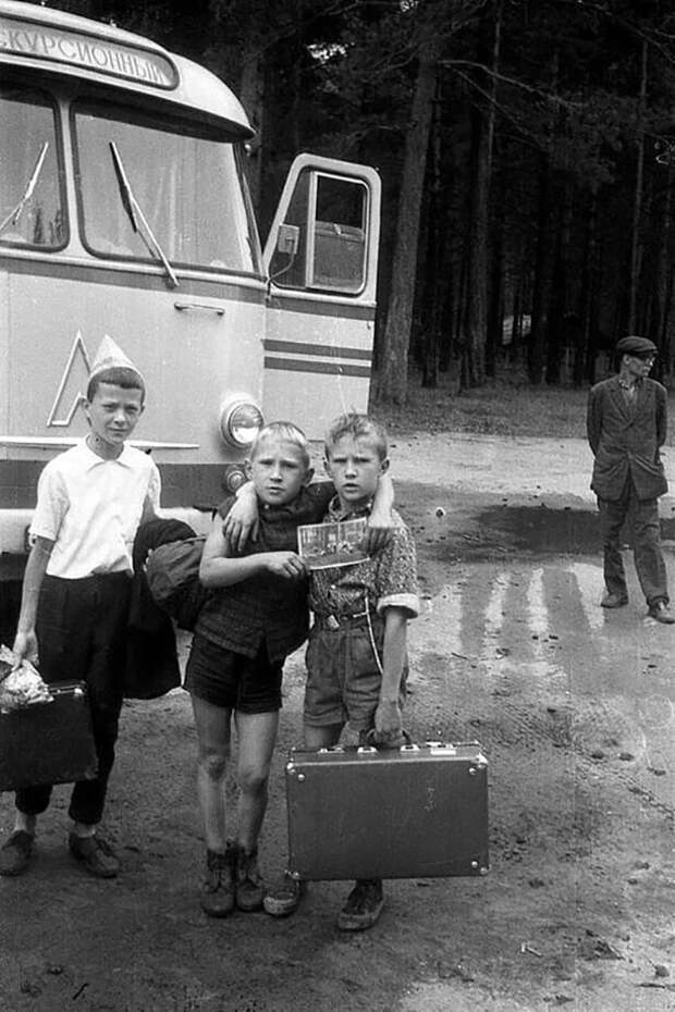 Прощание с друзьями по пионерскому лагерю, 70-е годы
