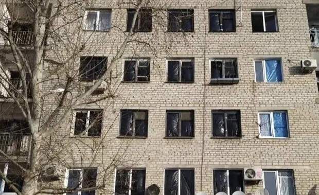 Окна в черной пленке после дронов: многоэтажку временно утеплили в Краснодаре, газ подключили
