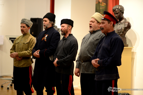 Ансамбль, выступивший с песней "Катюша" и другими.