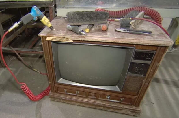 В Канаде работник завода по переработке нашел в старом телевизоре ₽5,6 млн