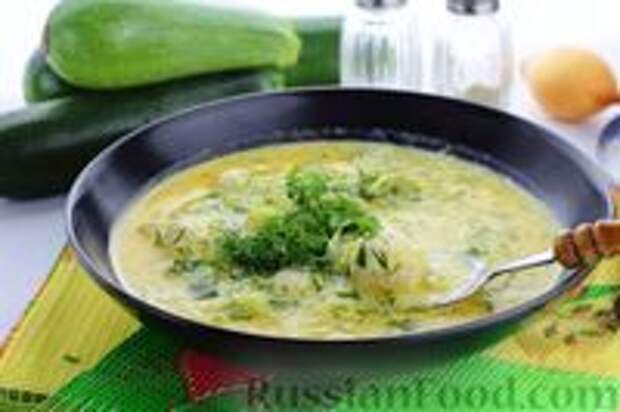 Фото к рецепту: Суп с цукини, сметаной и фрикадельками