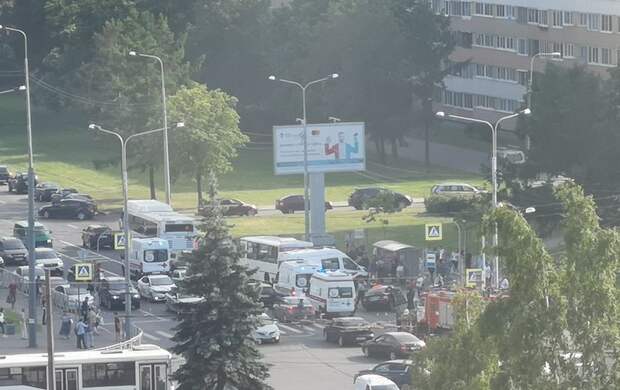 В массовом ДТП с маршруткой на пр.Ветеранов в Петербурге есть пострадавшие