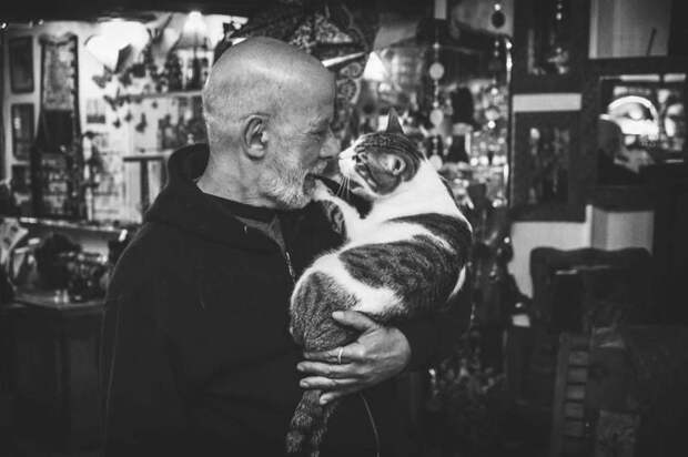 Невероятно эмоциональные снимки мужчин с их кошками