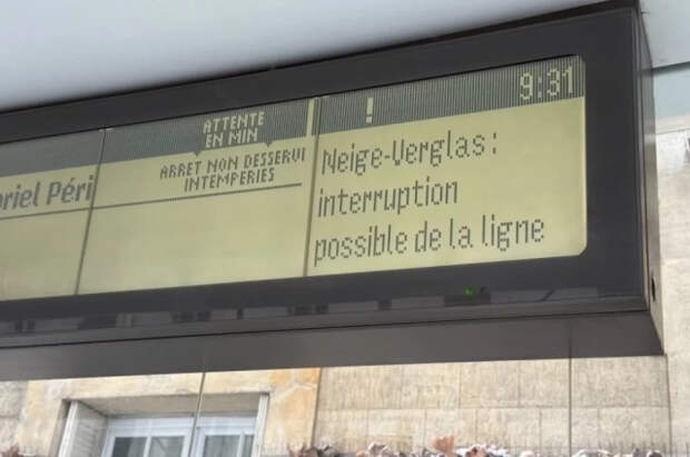 В ряде районов Франции из-за снегопадов отменено движение грузовиков