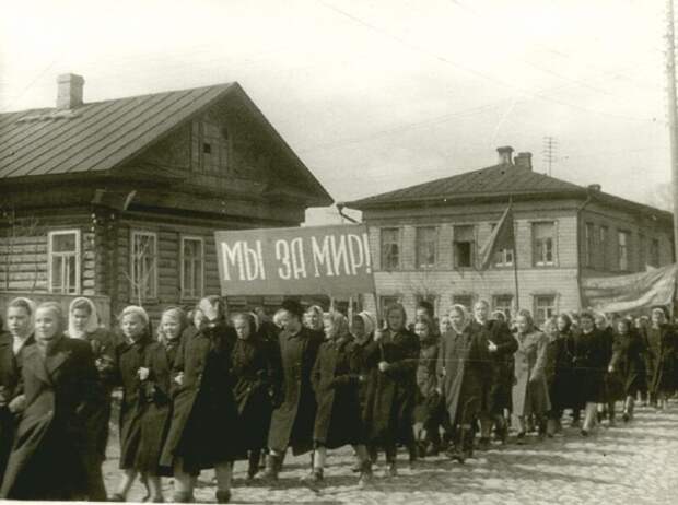 Демонстрация Г. Ефимовский, 1 мая 1955 года, г. Череповец, Череповецкое музейное объединение.