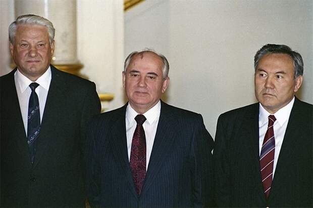 Подписание договора об Экономическом сообществе. Кремль. 18 октября 1991 год. Президент РСФСР Б. Н. Ельцин, президент СССР М. С. Горбачев и президент Казахской ССР Н. А. Назарбаев.