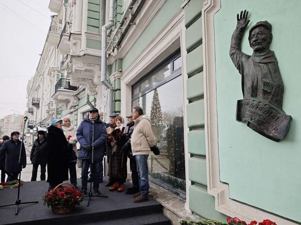 Мемориальную доску легендарному кинорежиссеру открыли в Москве