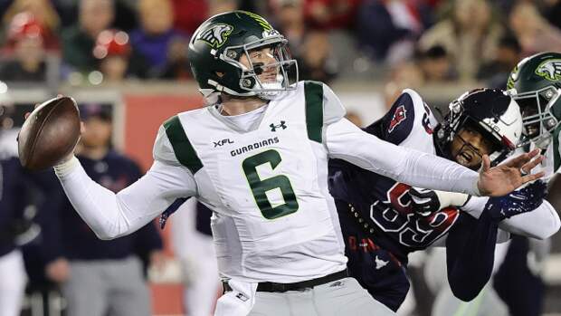 Paxton Lynch throws a pass.