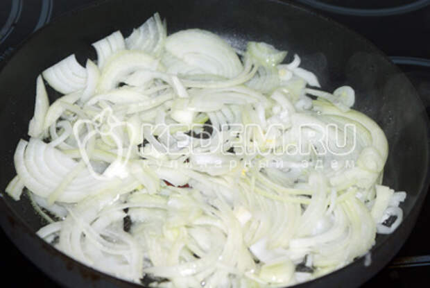 Лук нарезать полукольцами, посолить и поперчить по вкусу, обжарить на растительном масле. - Рулет из фарша. Кулинарный рецепт с фотографиями приготовления вкусного рулета из фарша