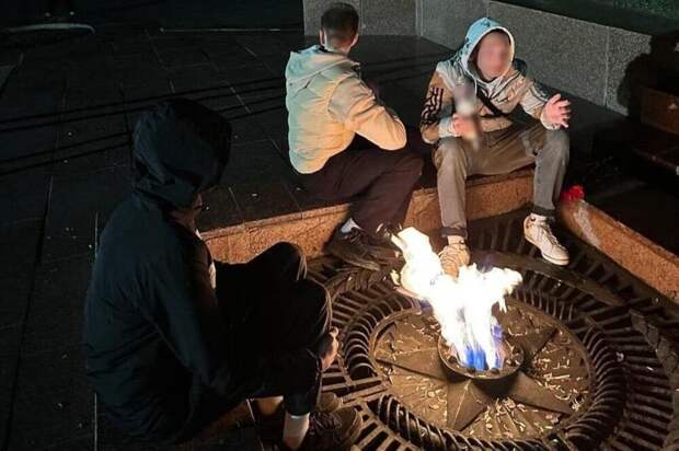 Чебоксарские подростки, заплевавшие семечками Вечный Огонь, стали фигурантами уголовного дела