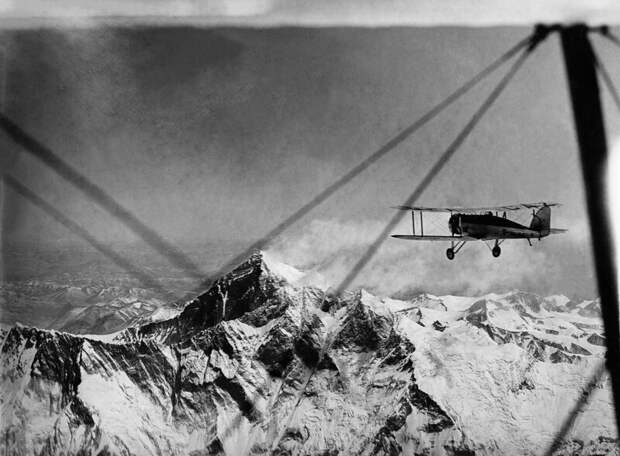 Пилот ВВС Дуглас «Лорд Клайдсдейл» Дуглас-Гамильтон возглавляет первую воздушную экспедицию на Mt. Эверест, 3 апреля 1933 г.  история, люди, фото