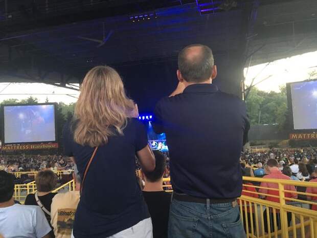 These People Refusing To Sit At A Concert, Completely Blocking Our View