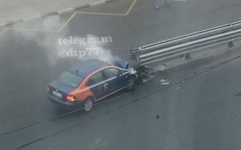 Каршеринг на скорости влетел в отбойник на Планерной