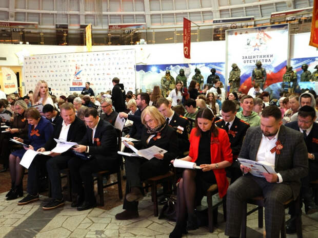 Алексей Эрк и депутаты Тульской городской Думы написали "Диктант Победы"