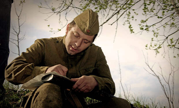 солдат пишет письмо