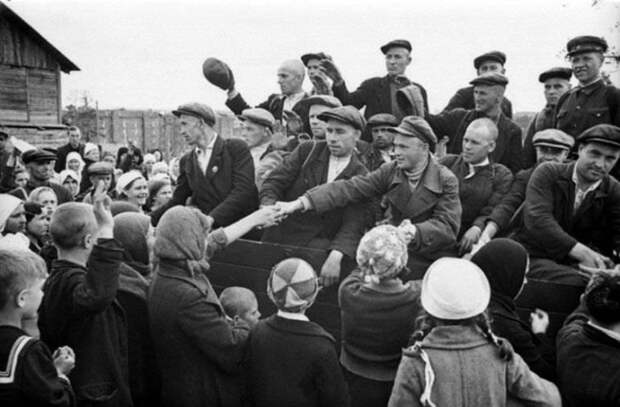 Рабочие прощаются с родными перед отправкой в расположение своих частей Красной армии.