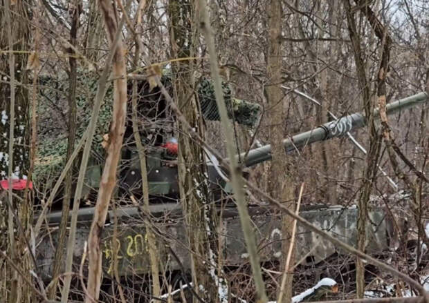 Экипажи танков Т-80БМ группировки войск «Запад» при выполнении огневых задач в зоне проведения СВО уничтожили опорный пункт, склад боеприпасов и живую силу ВСУ