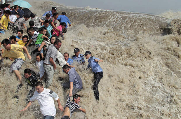 Приливная волна на реке Цяньтан в Китае