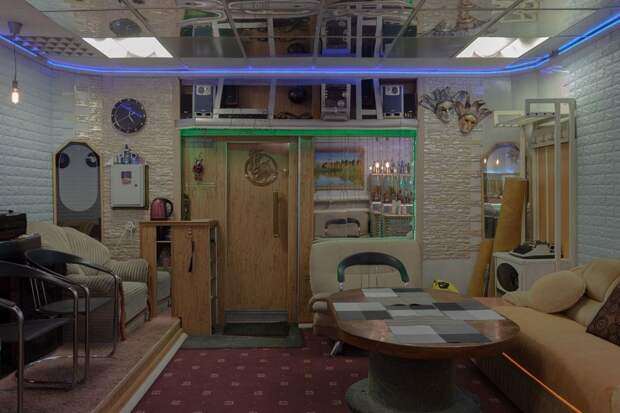 10 поразительных фото российских гаражей, в которых есть все кроме машин