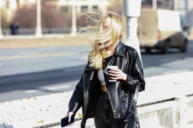 Москвичей предупредили об опасностях из-за сильного ветра