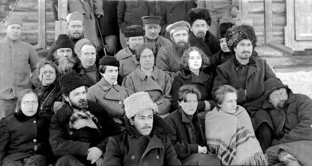 М. Спиридонова (третья справа в первом ряду) среди политических заключённых