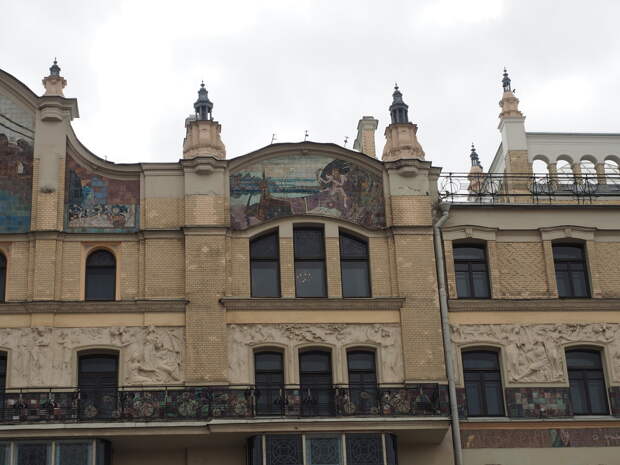 Майоликовое панно «Орфей» на главном фасаде гостиницы «Метрополь»