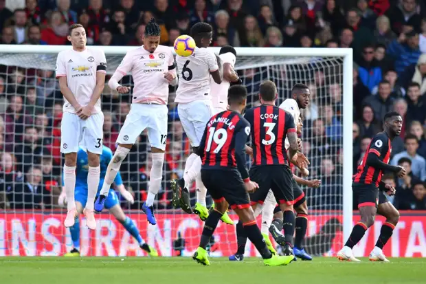 «Напоминание об атаке»: сербский футболист «Манчестер Юнайтед» снял с формы цветок мака из-за бомбардировок НАТО