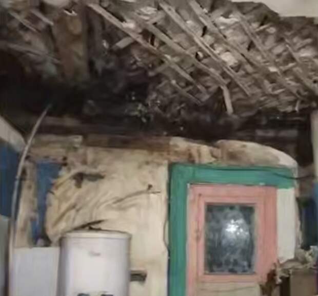 Mash: в Уфе потолок в квартире рухнул и чудом не пришиб подростка