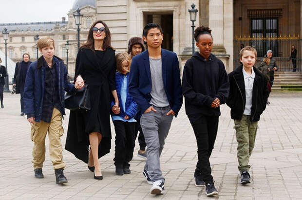 Анджелина Джоли с детьми