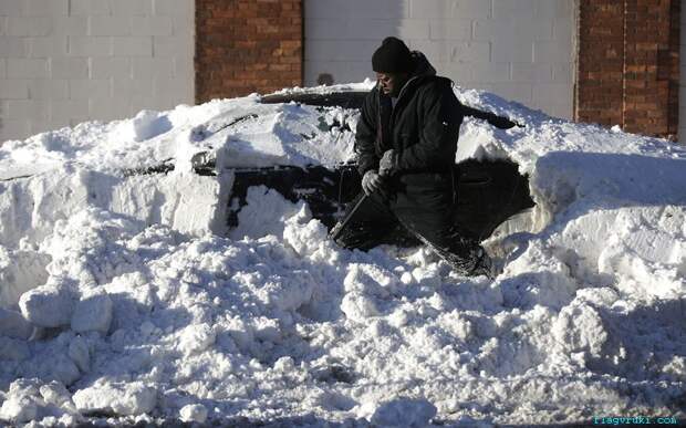 На фото: житель Детройта Дуэйн Гоинс выкапывает свой автомобиль из сугроба.