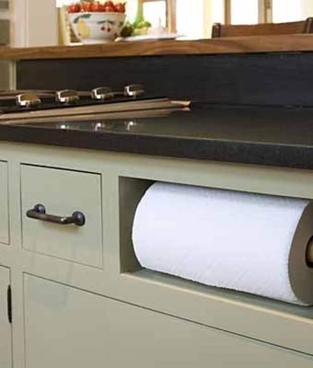 удобное место для бумажного полотенца в кухонном шкафу