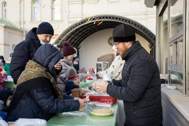 Средства, вырученные на ярмарке, решено направить беженцам / Фото предоставлено храмом Святого благоверного князя Андрея Боголюбского на Волжском